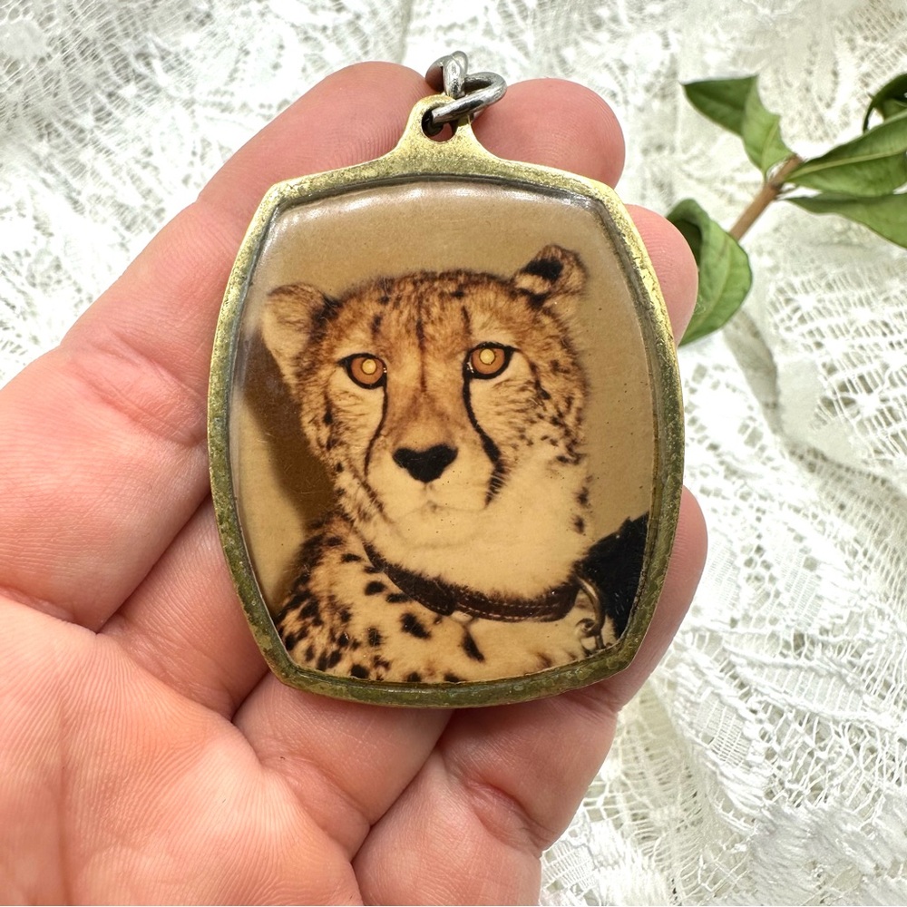 Vintage Cheetah Gold Keychain - Picture 3 of 3